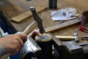 Bearbeiten von Metall in der Lehrwerkstatt.