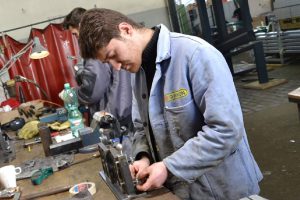 Ein Metallbauer Azubi an der Werkbank. Die Ausbildung für Metallbauer*in - Fachrichtung Konstruktionstechnik findet bei Gawron im ersten Jahr in der lehrwerkstatt statt.