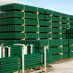 Doppelstabmatten in unterschiedlichen Höhen in grün beschichtet in großen Stapeln auf dem Hof von Gawron & Co.