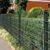 120 cm hoher dunkelgrauer Stahlmattenzaun. Die Rechteckrohrpfosten haben Abdeckleisten.