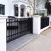 Schwarzes Schiebetor und Frontgitter zwischen weißen Mauerpfosten.