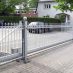 Freitragendes Schiebetor mit einem Durchgriffschutz aus