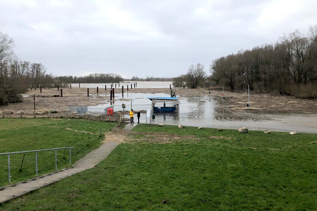 Überschwemmungen am Parkplatz am Haseldorfer Hafen während der Sturmflut am 30.1.2022 an der Elbe.