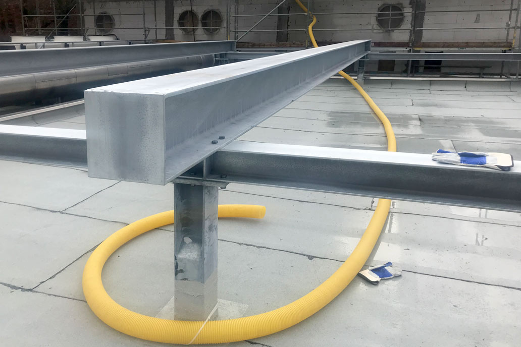 Stahlbaubühne auf einem Dach zur Aufnahme von Rückkühlern von Notstromdieselaggregaten.