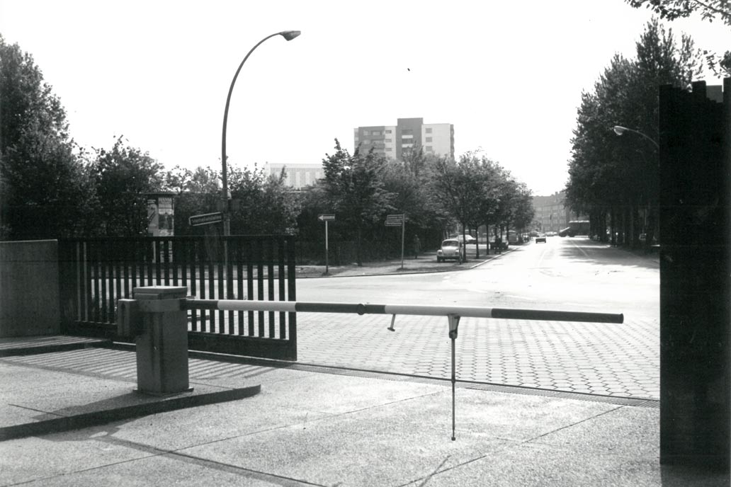 Schwarz-Weiß Foto aus den 1970er Jahren von einer Tor- und Schrankenanlage am Paketpostamt in Hamburg Diebsteich mit Blick in die Augustenburger Straße.