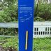 Blaue Stele am Jogging-Pfad Harburg-Wilstorf mit Erklärungen zur Laufstrecke.