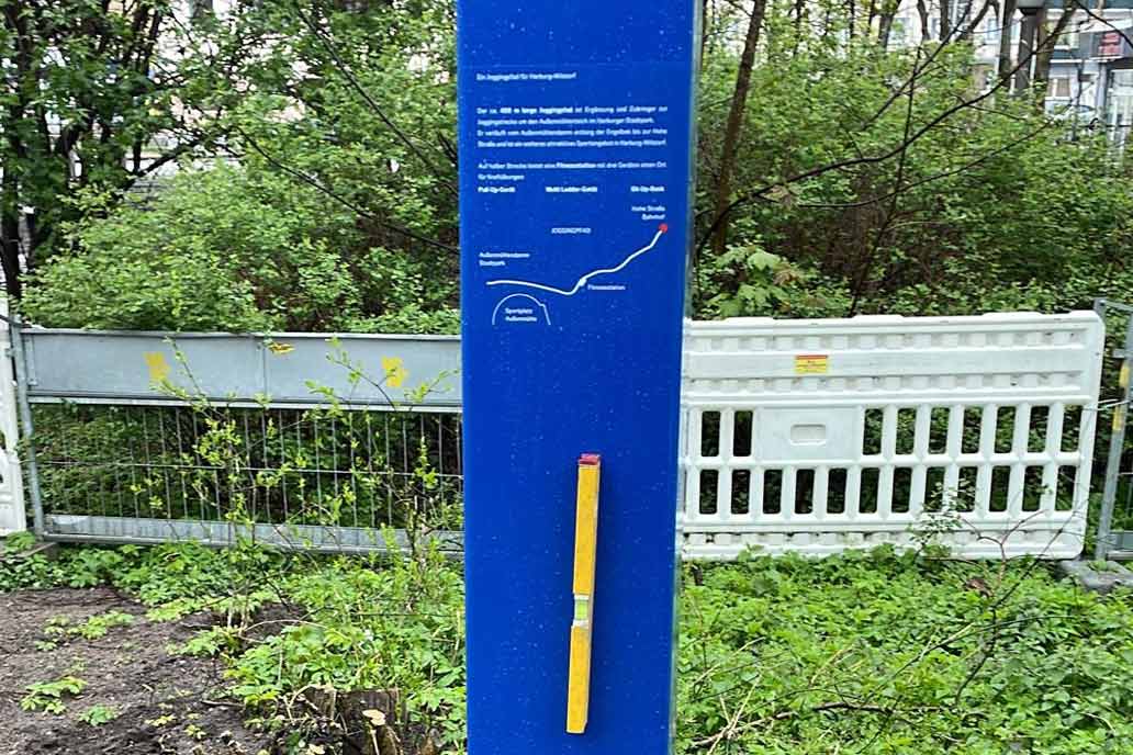 Blaue Stele am Jogging-Pfad Harburg-Wilstorf mit Erklärungen zur Laufstrecke.