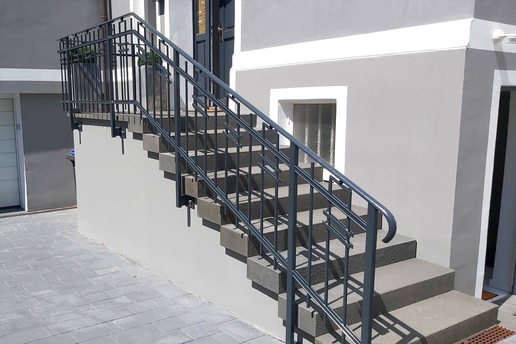Neues Treppengeländer aus Stahl an einem renovierten Gründerzeithaus.