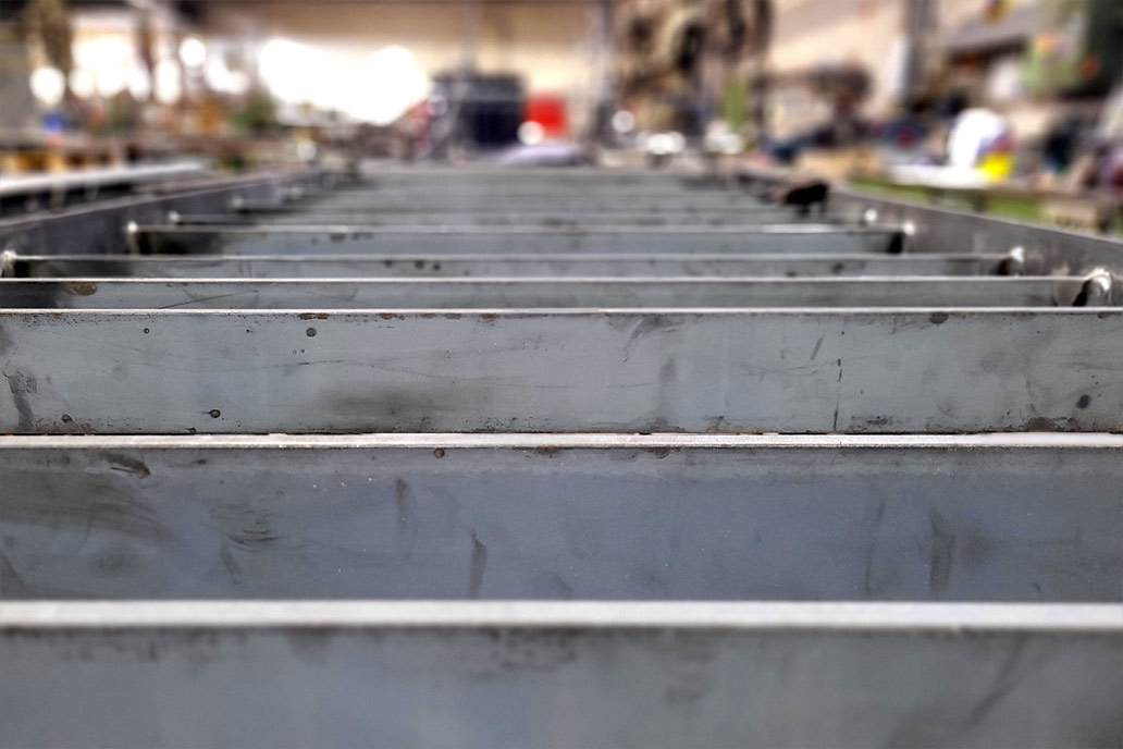 Blick auf Geländer Füllstäbe auf einer Werkbank in der Halle von Gawron in Rellingen.