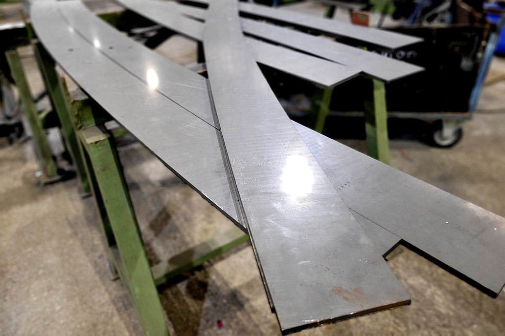 Brennteil aus Stahl für ein gebogenes Geländer in der Werkstatt von Gawron in Rellingen.