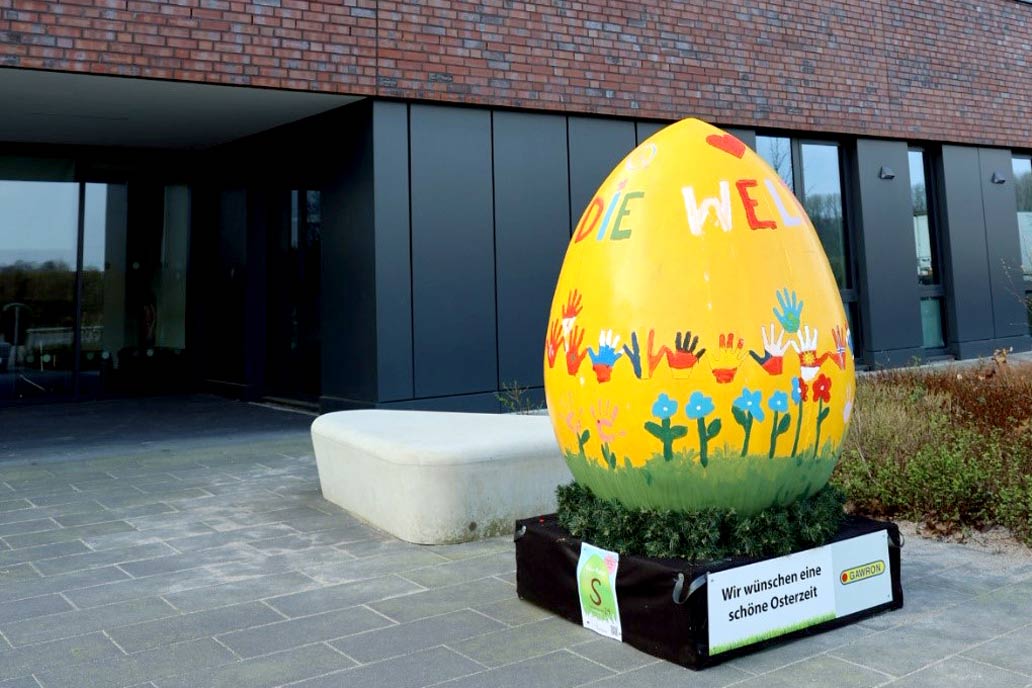Gelbes Riesen-Osterei 2024 bemalt von Schüler:innen der Caspar-Voght-Schule in Rellingen mit dem Spruch "Frieden für die Welt".