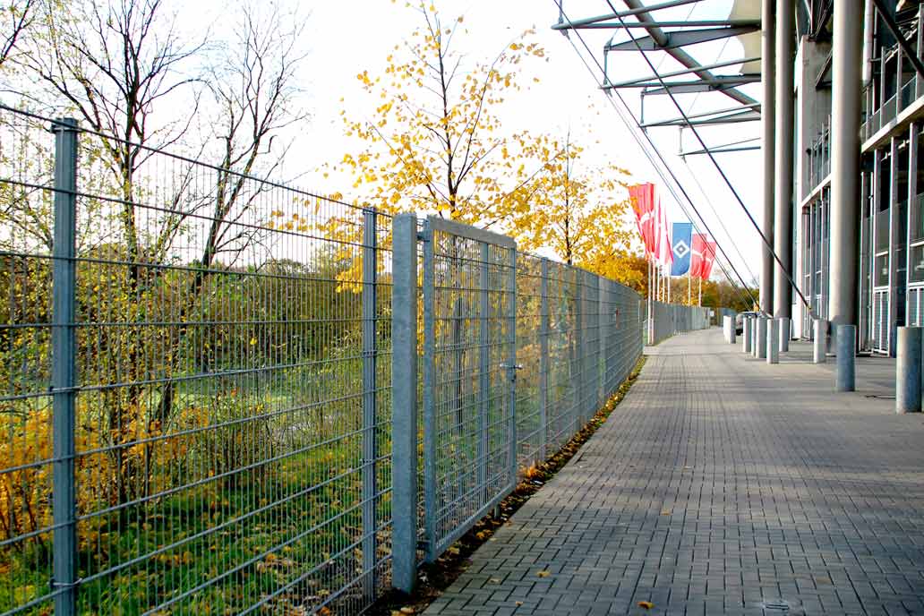 Stahlmattenzaun mit Drehflügeltor um das Volksparkstadion in Hamburg.