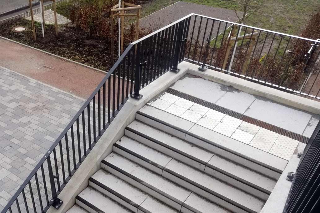 Geländer am Zugang zum Park auf dem A7-Deckel in Stellingen.