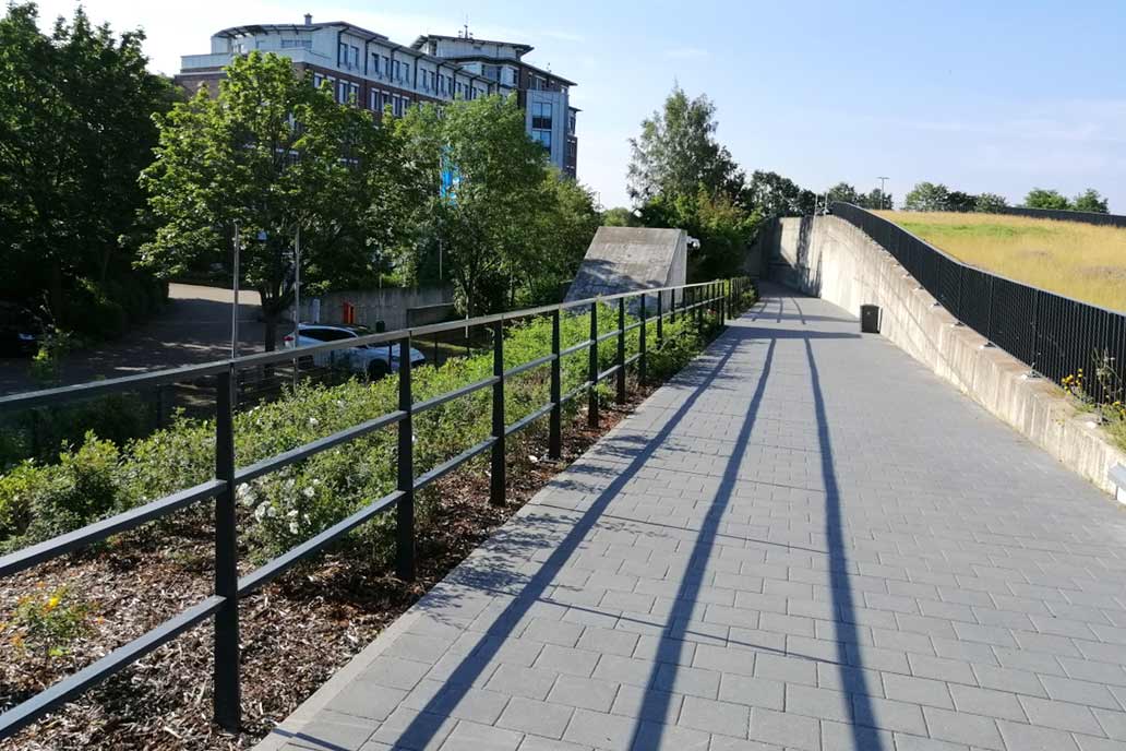 Knieholmgeländer am Zugang zum Park auf dem A7-Deckel in Stellingen.