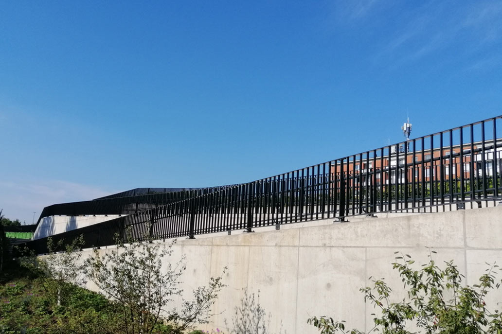 Geländer am Zugang zum Park auf dem A7-Deckel in Stellingen.
