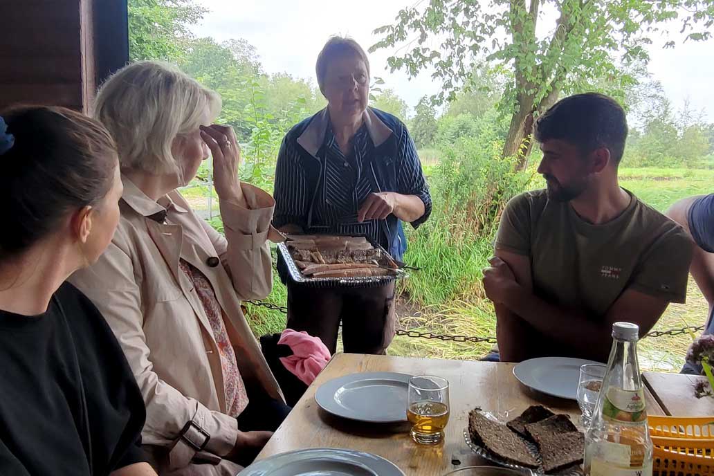 Essen beim Ausflug zu Fischzucht Knutzen: Ursula Knutzen erklärt, was für Köstlichkeiten sich auf der Fischplatte befinden.