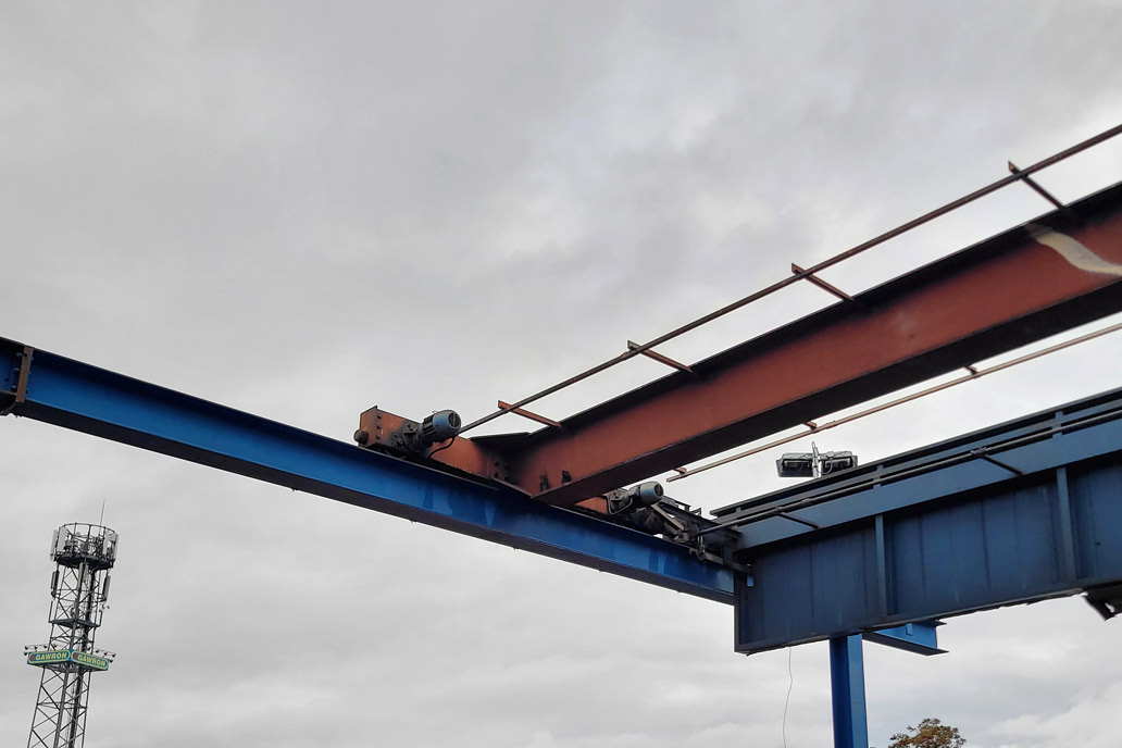 Der alte Brückenkran auf dem Hof von Gawron & Co in Rellingen. Die Brücke ist rot, die Kranbahn blau.