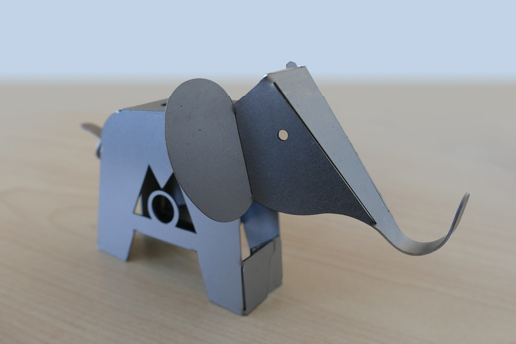 Der fertige Elefant aus Stahlblech.