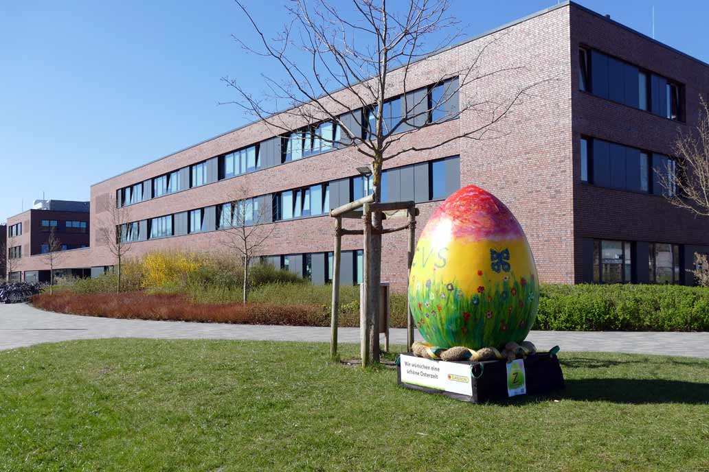 Frohe Ostern 2025 mit dem bunt bemalten Riesen-Osterei vor der Caspar-Voght-Schule in Rellingen.