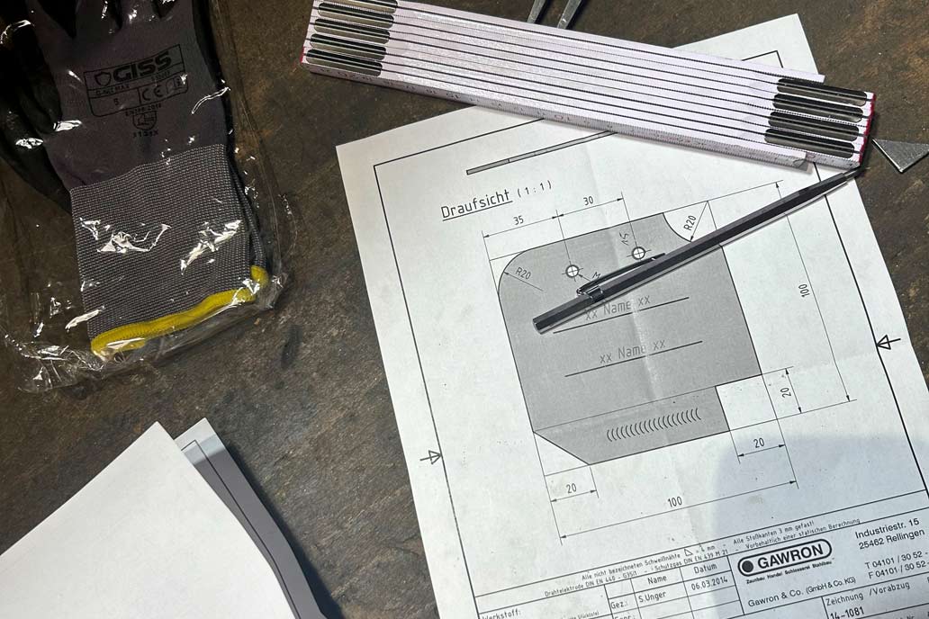 Eine technische Zeichnung einer Platte. Hiermit üben die Mädchen beim Girls' Day 2025 Metallbearbeitung.