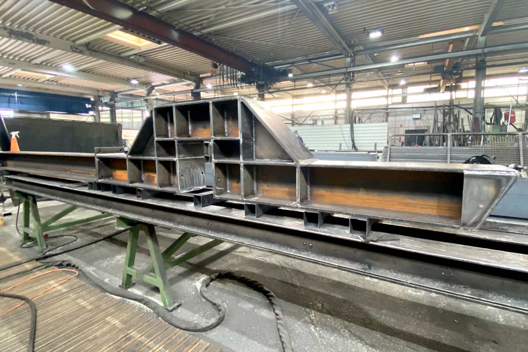 Eine biegesteife Riegel-Stützen Konstruktion aus Stahl als Deckenverstärkung für einen Ladenumbau in der Fertigungshalle vom Metallbauunternehmen Gawron in Rellingen.