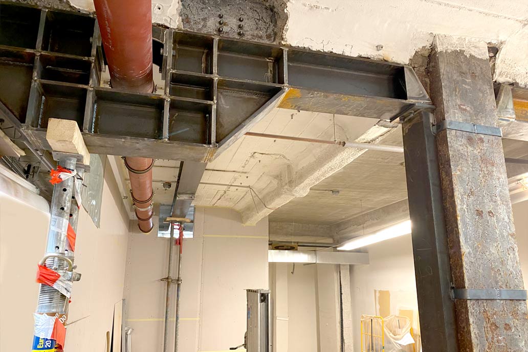 Eine Riegel-Stützen Konstruktion aus Stahl als Deckenverstärkung im Keller eines Geschäftshauses in der Hamburger Innenstadt. Mit ihr werden die zusätzlichen Lasten der Regale und Waren abfangen.