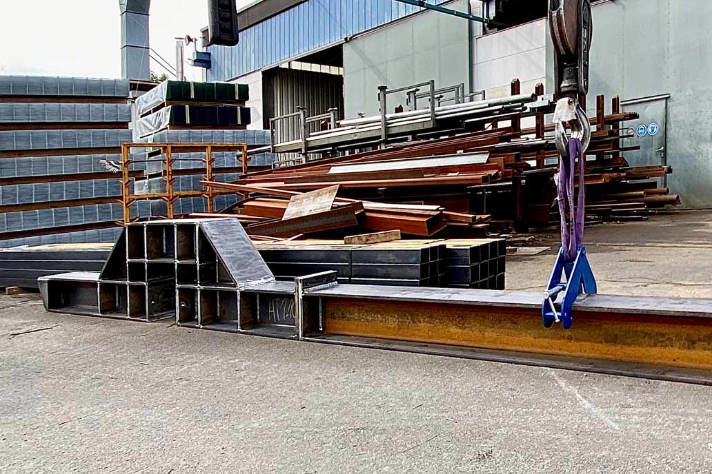 Eine biegesteife Riegel-Stützen Konstruktion aus Stahl als Deckenverstärkung auf dem Hof vom Metallbauunternehmen Gawron in Rellingen.