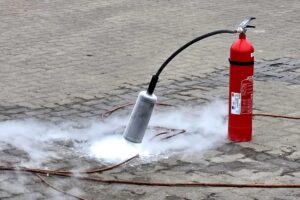 Löschen mit einem Kohlenstoffdioxid Feuerlöscher