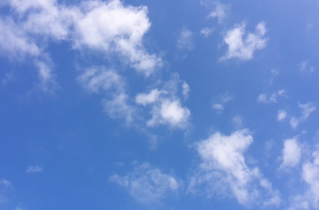 Strahlend blauer Himmel mit weißen Wolken.