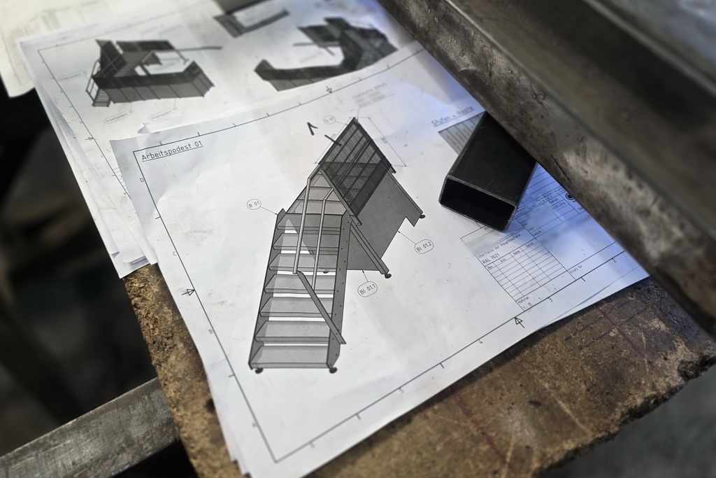 Technische Zeichnungen der vormontierte Maschinenbühne liegen auf dem Metallbau Arbeitsplatz in der Werkstatt von Gawron in Rellingen.