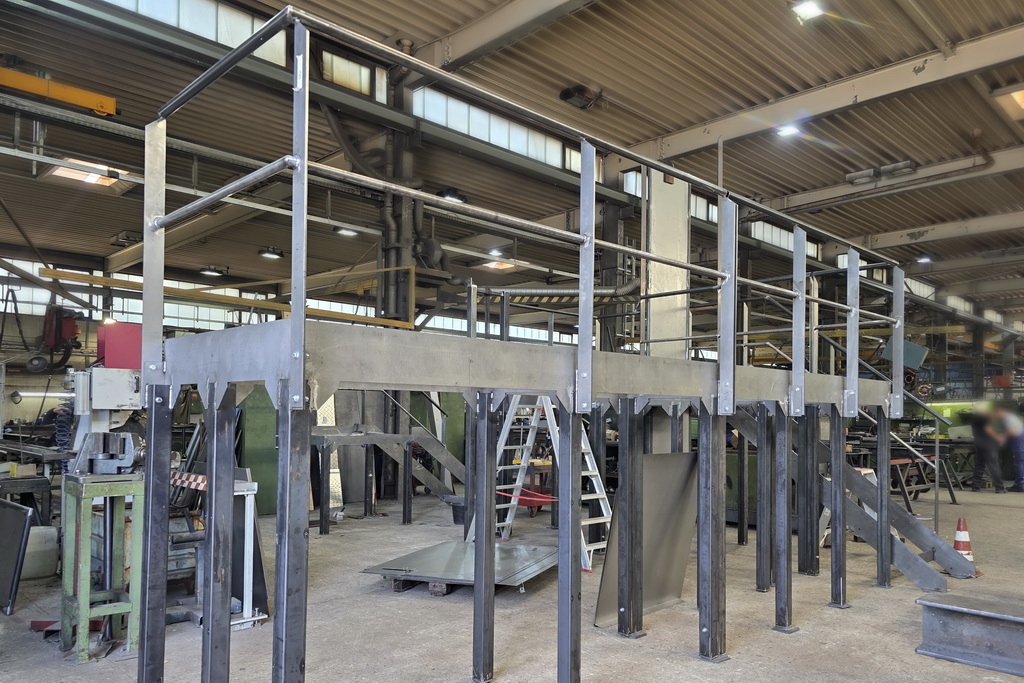 Die vormontierte Maschinenbühne von der anderen Seite mit Blick in die Fertigungshalle des Metallbauunternehmens Gawron in Rellingen bei Hamburg.