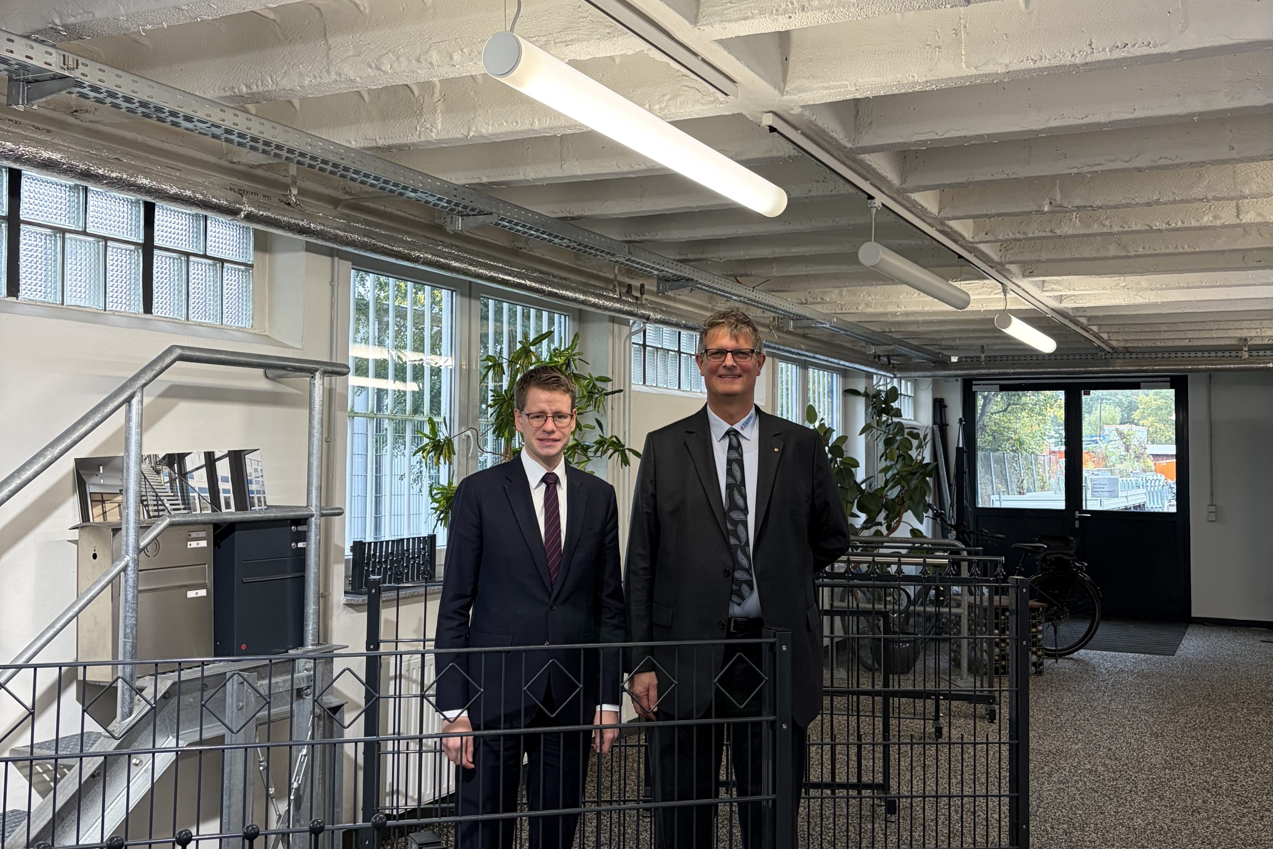 MdB Daniel Kölbl und Volker Gawron in den Verkaufs-und Ausstellungsräumen des Metallbauers und Zaunbauhändlers Gawron in Rellingen.